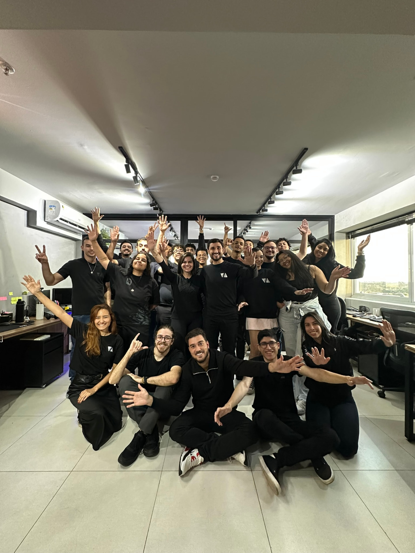 Time da Elevare comemorando no escritório